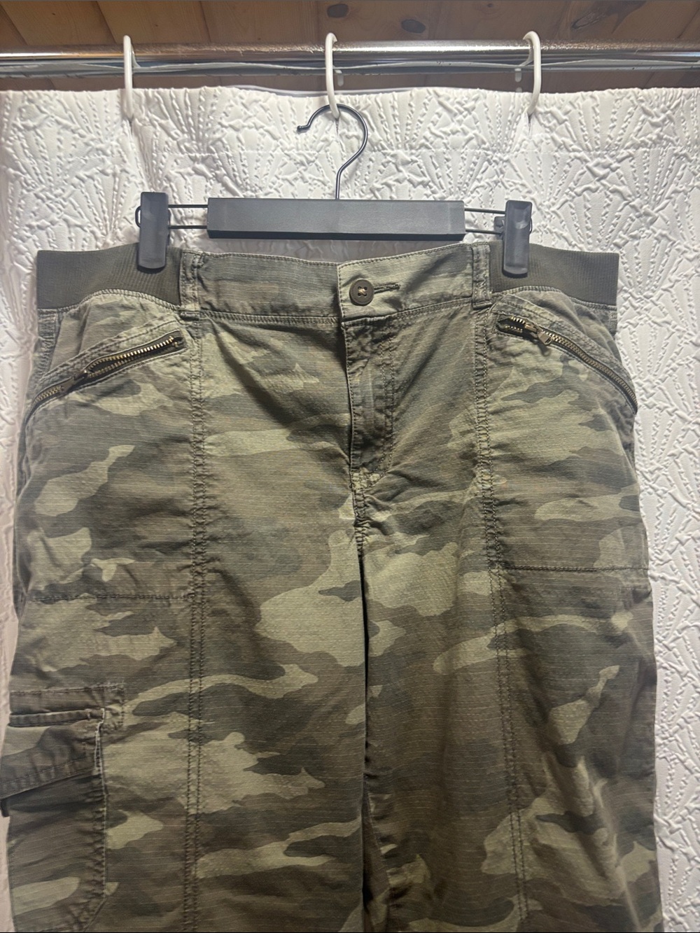 Women’s cropped camo pants